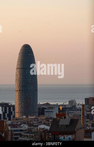 Barcelone, Catalogne, Espagne. 2 juillet 2025. Lever de soleil à Barcelone le dernier jour de la vague de chaleur historique qui a frappé l'Espagne, au cours de laquelle la station météorologique de Barcelone, située sur la montagne Tibidabo et enregistrant des données depuis plus de 100 ans, a battu le record de température pour le mois de juin. (Crédit image : © Eric Renom/ZUMA Press Wire) USAGE ÉDITORIAL SEULEMENT ! Non destiné à UN USAGE commercial ! Banque D'Images