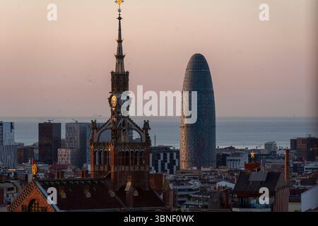 Barcelone, Catalogne, Espagne. 2 juillet 2025. Lever de soleil à Barcelone le dernier jour de la vague de chaleur historique qui a frappé l'Espagne, au cours de laquelle la station météorologique de Barcelone, située sur la montagne Tibidabo et enregistrant des données depuis plus de 100 ans, a battu le record de température pour le mois de juin. (Crédit image : © Eric Renom/ZUMA Press Wire) USAGE ÉDITORIAL SEULEMENT ! Non destiné à UN USAGE commercial ! Banque D'Images