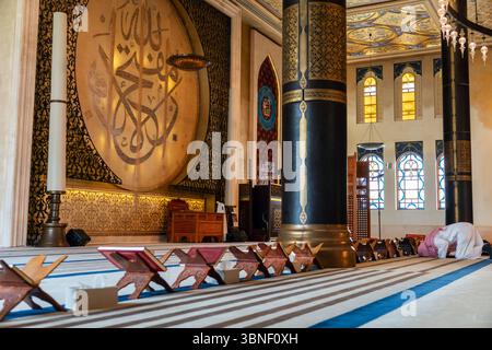 Vue sur le Saint Al Coran à l'intérieur d'une mosquée Banque D'Images