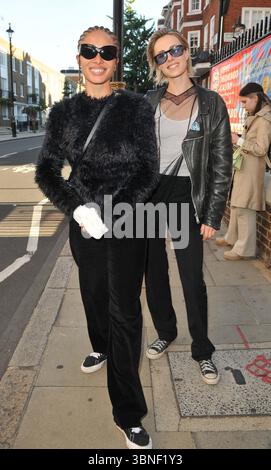 Adwoa Aboah et Edie Campbell au défilé LFW s/s 2023 Molly Goddard, Seymour Leisure Centre, Seymour place, le samedi 17 septembre 2022 à Londres, Angleterre, Royaume-Uni. CAP/CAN ©CAN/Capital Pictures Banque D'Images