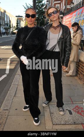 Adwoa Aboah et Edie Campbell au défilé LFW s/s 2023 Molly Goddard, Seymour Leisure Centre, Seymour place, le samedi 17 septembre 2022 à Londres, Angleterre, Royaume-Uni. CAP/CAN ©CAN/Capital Pictures Banque D'Images