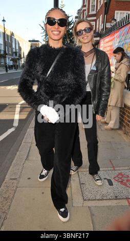 Adwoa Aboah et Edie Campbell au défilé LFW s/s 2023 Molly Goddard, Seymour Leisure Centre, Seymour place, le samedi 17 septembre 2022 à Londres, Angleterre, Royaume-Uni. CAP/CAN ©CAN/Capital Pictures Banque D'Images