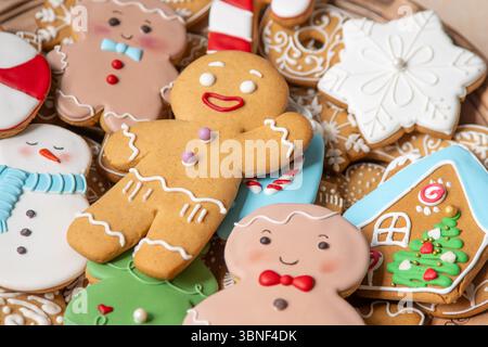 Placez différents biscuits en pain d'épices avec une décoration de glaçage. Nourriture de cuisson de Noël. Bonhomme en pain d'épice. Xmas Sweets traite fond. Banque D'Images