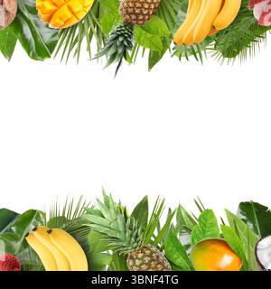 Fruits tropicaux frais et feuilles vertes sur fond blanc Banque D'Images