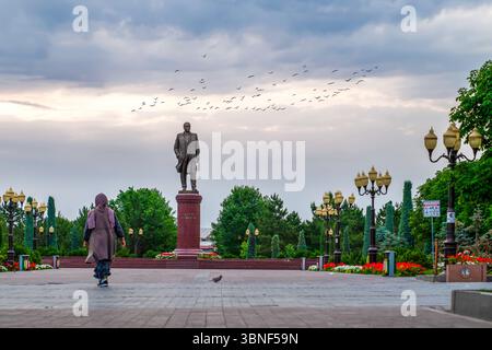 Samarcande, Ouzbékistan - 27 mai 2025 : statue de l'ancien président Islam Karimov, place Rudaki Banque D'Images