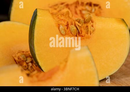 couper la citrouille jaune pour la cuisson gros plan, couper en morceaux de citrouille dans la cuisine Banque D'Images