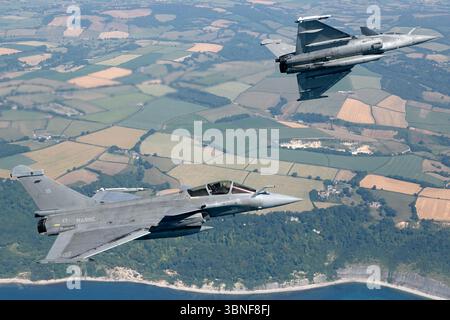 Deux jets Rafale M, regs 19 et 34 de flottille 11F/12F, se détachent en formation inclinée au-dessus de Yeovilton. Chasseurs multirôles à voilure delta capables de transporter avec deux moteurs M88, sondes de ravitaillement, radar AESA et IRST. Banque D'Images