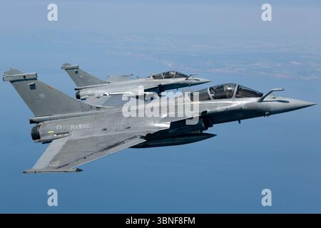 Le Rafale M à deux places de la Marine française, numéroté 19 et 34, effectue un vol en formation au-dessus de Yeovilton lors de la Journée internationale de l’Air de la Royal Navy. Ces chasseurs embarqués sur porte-avions de la flottille 11F/12F transportent des missiles air-air MICA et utilisent le radar RBE2 AESA. Banque D'Images