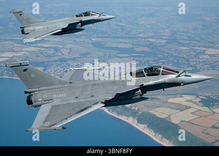 Les chasseurs Rafale M de la Marine française, séries 19 et 34, mènent une exposition en formation rapprochée au RNAS Yeovilton. Ces avions à réaction standard F3 embarqués de Flottille 11F/12F utilisent un radar AESA, IRST, des missiles air-air et une capacité de ravitaillement aérien. Banque D'Images