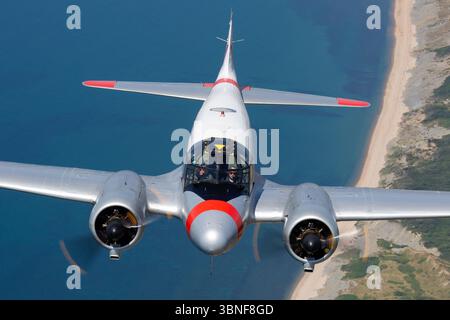 L'Avro 652A Anson C19/2, immatriculé G-AHKX, capturé en vol au-dessus de Coningsby et Yeovilton, représente un chapitre important de l'histoire de la RAF. Cet avion a été utilisé dans des missions de reconnaissance, de transport et d'entraînement, et le TX176 reste un élément essentiel de la collection d'avions historiques de la RAF. Banque D'Images