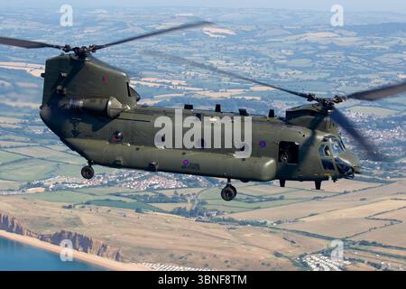 RAF Boeing Chinook HC6A (352), ord. ZA683, effectue une manœuvre de haute performance à Yeovilton. Le Chinook est propulsé par deux moteurs Turbomeca RTM322 et se spécialise dans les missions de transport lourd et de transport de troupes. Banque D'Images