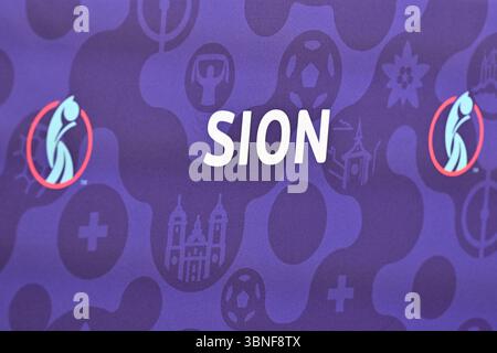 Sion, Suisse. 02 juillet 2025. Illustration photo montrant le logo de Sion lors d'une conférence de presse de l'équipe nationale de football féminin d'Italie, appelé l'Azzurre avant la journée 1 au championnat d'Europe en Suisse 2025, le mercredi 2 juillet 2025 à Sion, Suisse . Crédit : Sportpix/Alamy Live News Banque D'Images