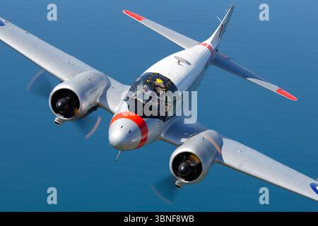 L'Avro 652A Anson C19/2, immatriculé G-AHKX, capturé en survolant Coningsby et Yeovilton, souligne le rôle important de l'avion pendant la seconde Guerre mondiale dans la reconnaissance et l'entraînement. Le TX176, un exemple préservé, fait toujours partie de la flotte aérienne historique de la RAF, maintenant l’héritage de cet avion britannique emblématique. Banque D'Images