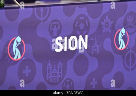 Sion, Suisse. 02 juillet 2025. Illustration photo montrant le logo de Sion lors d'une conférence de presse de l'équipe nationale de football féminin d'Italie, appelé l'Azzurre avant la journée 1 au championnat d'Europe en Suisse 2025, le mercredi 2 juillet 2025 à Sion, Suisse . Crédit : Sportpix/Alamy Live News Banque D'Images