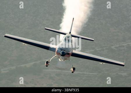 L'Aero Medical Org Extra 300S (Reg. N45S) est un avion de voltige et d'entraînement hautement performant basé en Grèce. Connu pour sa précision et sa maniabilité, l'Extra 300S est souvent utilisé dans l'entraînement acrobatique et les démonstrations de performance, offrant des affichages impressionnants de contrôle de vol et d'agilité. Banque D'Images