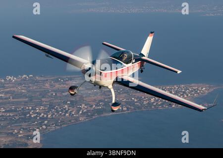 L'Aero Medical Org Extra 300S, immatriculé N45S, est un avion de voltige haute performance conçu pour le vol de précision et les spectacles aériens. Reconnue pour son agilité et sa rapidité de réponse, l’Extra 300S est équipée d’un moteur puissant et de taux de roulis exceptionnels. Utilisé principalement pour l'entraînement et la performance acrobatique, cet avion est un choix populaire parmi les équipes acrobatiques et les amateurs. Banque D'Images