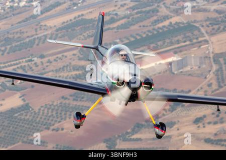 L'Extra 300S (Reg. N45S) est un avion de voltige très maniable utilisé par l'Aero Medical Org pour les spectacles aériens et le transport médical. Il est équipé d'une avionique avancée, permettant un vol de précision lors de routines et de missions acrobatiques complexes. Banque D'Images