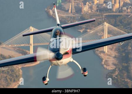 L'Aero Medical Org Extra 300S, immatriculé N45S, est un avion de voltige haute performance utilisé pour les démonstrations de vol de précision et les spectacles aériens. Reconnue pour son agilité et sa stabilité, l’Extra 300S est propulsée par un moteur puissant qui permet des manœuvres extrêmes. Cet avion est également utilisé pour la formation des pilotes, grâce à ses caractéristiques de maniabilité fiables et sa conception polyvalente. Banque D'Images