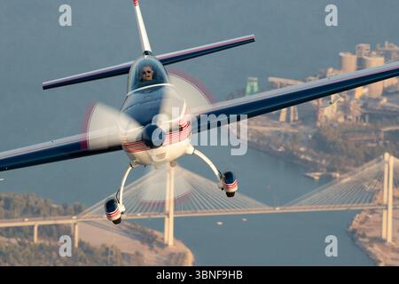 L'Extra 300S (Reg. N45S) est un avion acrobatique polyvalent utilisé par Aero Medical Org pour l'entraînement et les performances en Grèce. Connu pour son agilité extrême, l'Extra 300S est capable d'exécuter des manœuvres complexes et des vols de précision, offrant une performance dynamique dans les affichages aériens. Banque D'Images