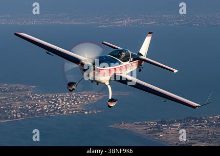 L'Aero Medical Org Extra 300S (Reg. N45S) est un avion de voltige très maniable utilisé pour l'entraînement au vol et les performances de spectacle aérien. Connu pour sa maniabilité de précision, l'Extra 300S est idéal aussi bien pour les compétitions acrobatiques que pour le transport médical dans des opérations spécialisées. Banque D'Images