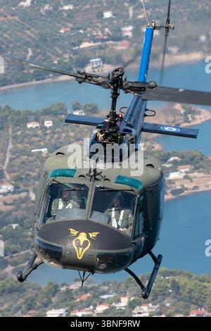L'armée hellénique grecque UH-1H Iroquois, immatriculé ES611, est un hélicoptère utilitaire polyvalent. Connu pour sa peinture et sa décoration distinctives, il est utilisé pour le transport de troupes, la recherche et le sauvetage, et l'évacuation médicale. L'UH-1H est propulsé par le moteur T53-l-13B et reste une partie importante de la flotte d'hélicoptères de la Grèce. Banque D'Images