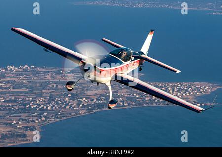 L'Aero Medical Org Extra 300S, immatriculé N45S, est un avion de voltige haute performance conçu pour le vol de précision et les spectacles aériens. Reconnue pour son agilité et sa rapidité de réponse, l’Extra 300S est équipée d’un moteur puissant et de taux de roulis exceptionnels. Utilisé principalement pour l'entraînement et la performance acrobatique, cet avion est un choix populaire parmi les équipes acrobatiques et les amateurs. Banque D'Images