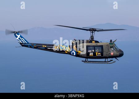 L'Armée hellénique grecque UH-1H Iroquois, immatriculé ES611, est un hélicoptère utilitaire connu pour sa durabilité et sa polyvalence. Il a occupé divers rôles, y compris le transport de troupes, medevac et logistique. L'UH-1H est facilement reconnaissable à sa décoration et sa peinture distinctes, qui reflètent son long service dans l'armée grecque. Sa fiabilité et sa conception robuste en ont fait un avion emblématique dans les opérations militaires. Banque D'Images
