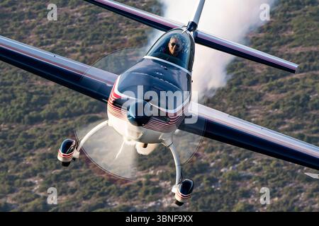 L'Aero Medical Org Extra 300S, immatriculé N45S, est un avion de voltige haute performance conçu pour le vol de précision et les spectacles aériens. Reconnue pour son agilité et sa rapidité de réponse, l’Extra 300S est équipée d’un moteur puissant et de taux de roulis exceptionnels. Utilisé principalement pour l'entraînement et la performance acrobatique, cet avion est un choix populaire parmi les équipes acrobatiques et les amateurs. Banque D'Images