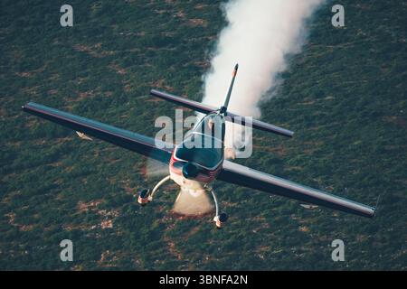 L'Aero Medical Org Extra 300S, immatriculée N45S, est montrée effectuant des manœuvres acrobatiques au-dessus de la Grèce. Cet avion de voltige biplace hautement performant est équipé d'un moteur Lycoming AEIO-540, offrant des performances exceptionnelles en vol de précision. L'Extra 300S est utilisé à la fois dans les compétitions de voltige et dans les spectacles aériens. Banque D'Images