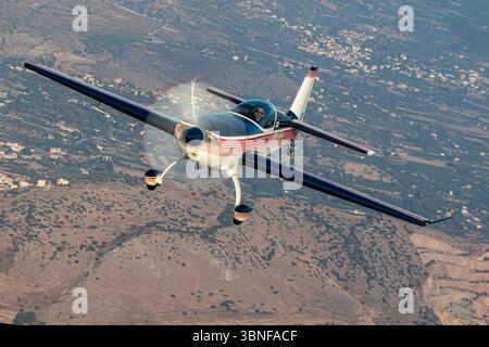 L'Aero Medical Org Extra 300S, immatriculé N45S, est un avion de voltige haute performance conçu pour le vol de précision et les spectacles aériens. Reconnue pour son agilité et sa rapidité de réponse, l’Extra 300S est équipée d’un moteur puissant et de taux de roulis exceptionnels. Utilisé principalement pour l'entraînement et la performance acrobatique, cet avion est un choix populaire parmi les équipes acrobatiques et les amateurs. Banque D'Images
