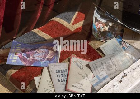 Souvenirs de la seconde Guerre mondiale, y compris des tracts de guerre et des livrets de propagande exposés dans une vitrine sur le thème vintage de la vieille ville de Bridlington. Banque D'Images