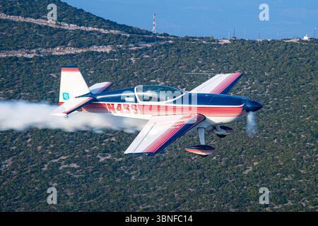 L'Aero Medical Org Extra 300S, numéro de queue N45S, est un avion de voltige utilisé pour les manœuvres de précision et les évacuations médicales. Vu performant en Grèce, cet avion est équipé de générateurs de fumée pour améliorer la visibilité lors des expositions aériennes. L'Extra 300S est connu pour son agilité et est propulsé par un moteur Lycoming AEIO-540. Banque D'Images