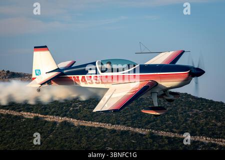 Dans cette photo, l'Aero Medical Org Extra 300S, immatriculée N45S, est vue en train de réaliser des cascades acrobatiques en Grèce. Propulsé par un moteur Lycoming AEIO-540, l'avion est conçu pour des routines voltige précises et à haute énergie. L'Extra 300S est réputé pour sa maniabilité et est fréquemment vu dans les compétitions acrobatiques et les spectacles aériens. Banque D'Images