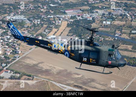 L'UH-1H Iroquois, numéro de queue ES611, est un hélicoptère utilitaire polyvalent en service dans l'armée hellénique grecque. Reconnu pour son son distinctif et sa fiabilité, le UH-1H est propulsé par un moteur Lycoming T53-l-703. Cet hélicoptère est couramment utilisé pour le transport de troupes, l'évacuation sanitaire et le soutien logistique, avec une peinture remarquable reflétant la livrée de l'armée hellénique. Banque D'Images