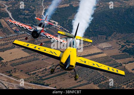 Le Black Wolf Extra EA-330SC (Reg. F-HMKF) et le Dutch Rush Aerobatics Sukhoi Su-26MX effectuent une routine acrobatique synchronisée au-dessus de la Grèce. L'Extra EA-330SC, un avion acrobatique de haute performance, est connu pour sa précision et sa maniabilité. Le Sukhoi Su-26MX, un avion de voltige de conception russe, ajoute de la puissance et de la vitesse à la formation. Les deux avions libèrent de la fumée lors de leur superbe représentation aérienne. Banque D'Images