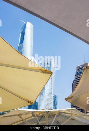 Dubaï, Émirats arabes Unis - 13 mars 2025 : les gratte-ciel de Shanghai sont encadrés par des auvents en tissu élégants, mettant en valeur le paysage urbain et l'arche Banque D'Images