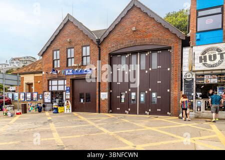 Filey Lifeboat Station sur la côte du North Yorkshire, qui abrite le service vital de sauvetage en mer de la RNLI et un point de repère familier pour les visiteurs de la ville. Banque D'Images