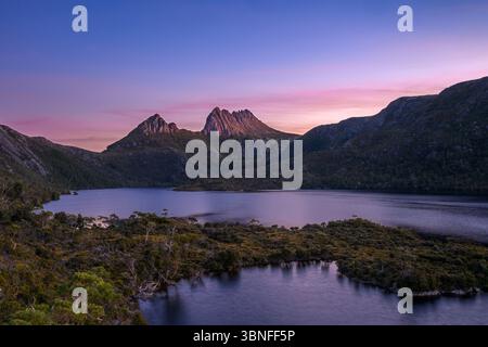 Lac Dove et Cradle Mountain au crépuscule ; parc national de Cradle Mountain, Tasmanie, Australie. Banque D'Images