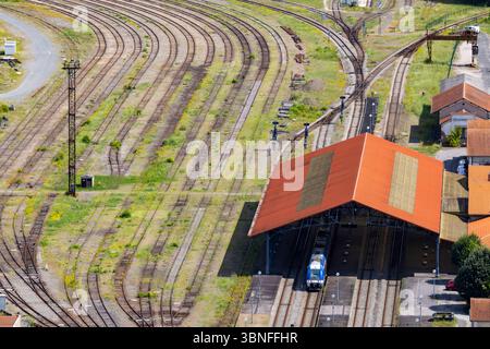Vaste triage ferroviaire avec trains et voies à Capdenac, France Banque D'Images