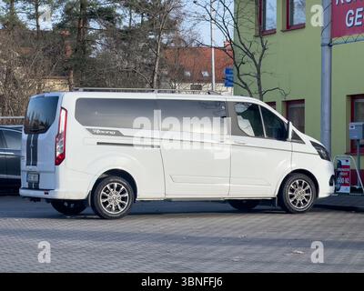 Ostrava, Tchéquie - 25 novembre 2011 : voiture Ford Tourneo Custom MPV garée dans la rue Banque D'Images