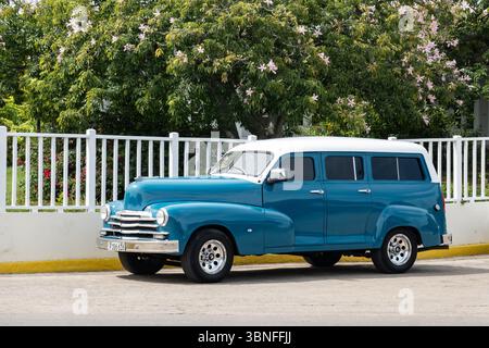 Varadero, Cuba - 02 septembre 2023 : Blue 1949 Chevrolet Fleetmaster Station Wagon à Cuba, vue de trois quarts de face par jour ensoleillé Banque D'Images