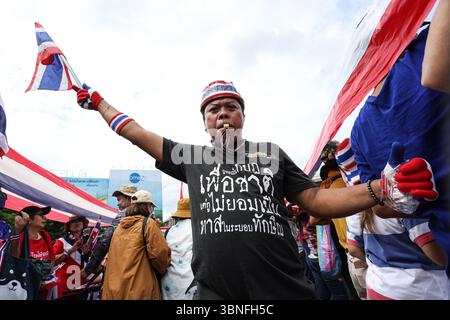 Bangkok, Thaïlande. 28 juin 2025. 6/28/2025 les manifestants nationalistes se sont joints à l'événement du Front Uni pour la Terre pour protéger la souveraineté au Monument de la victoire pour exprimer leur mécontentement envers le premier ministre Paetongtarn Shinawatra et son cabinet sur le conflit le long de la frontière cambodgienne et la perte de bénéfices pour le pays. (Photo par Adirach Toumlamoon/Pacific Press/Sipa USA) crédit : Sipa USA/Alamy Live News Banque D'Images