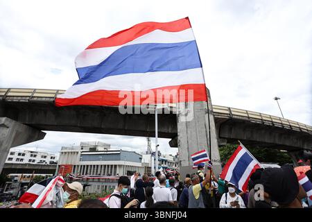 Bangkok, Thaïlande. 28 juin 2025. 6/28/2025 les manifestants nationalistes se sont joints à l'événement du Front Uni pour la Terre pour protéger la souveraineté au Monument de la victoire pour exprimer leur mécontentement envers le premier ministre Paetongtarn Shinawatra et son cabinet sur le conflit le long de la frontière cambodgienne et la perte de bénéfices pour le pays. (Photo par Adirach Toumlamoon/Pacific Press/Sipa USA) crédit : Sipa USA/Alamy Live News Banque D'Images