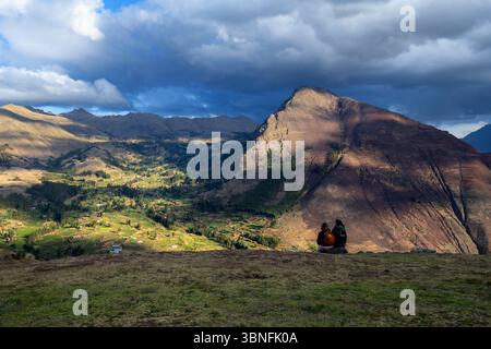Deux jeunes femmes assises au-dessus de la Valle Sagrado dans les Andes péruviennes Banque D'Images