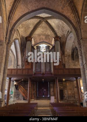 Orgue à tuyaux de style classique français sur la galerie de la cathédrale Saint-Vincent de Saint-Malo, avec coffrage en bois et tuyaux verticaux en argent. Banque D'Images