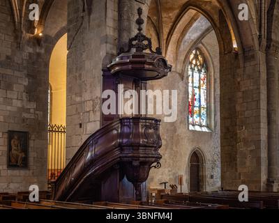 Chaire en bois avec balustrade sculptée et auvent à l'intérieur de la cathédrale Saint-Vincent à Saint-Malo, Bretagne, France, Banque D'Images