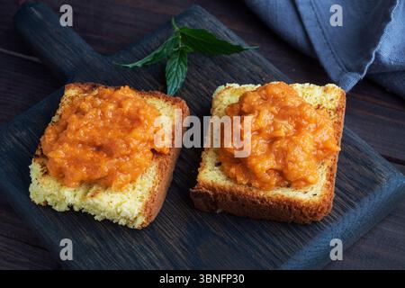 Sandwich avec pain grillé et caviar de courgettes. Caviar végétal sur pain, une collation végétarienne saine. gros plan. Banque D'Images