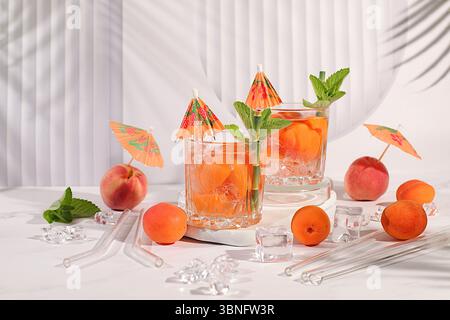 Cocktail limonade à la pêche, abricot, mojito à la tequila, gin, rhum, vodka, liqueur, citron vert, glace et menthe fraîche, bar et concept de fête, restaurant et Banque D'Images