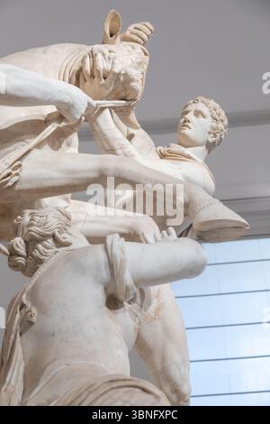 NAPLES, ITALIE – JUIN 26 2025 : le groupe de statues en marbre Farnese Bull exposé au Musée archéologique national de Naples, représente la scène mythologique w Banque D'Images