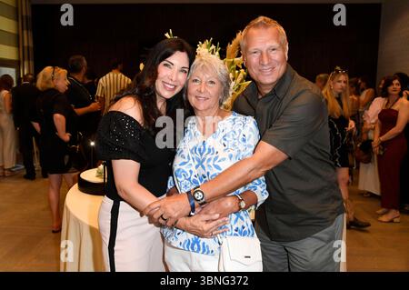 Alexandra Polzin mit Mutter Regina Polzin und Ehemann Gerhard Leinauer BEI der Thomas Sabo Elyndra Kollektionspräsentation auf der Berlin Fashion week S/S 2026 im Hotel de Rome. Berlin, 02.07.2025 *** Alexandra Polzin avec sa mère Regina Polzin et son mari Gerhard Leinauer lors de la présentation de la collection Thomas Sabo Elyndra à la Fashion week de Berlin S S 2026 à l'Hôtel de Rome Berlin, 02 07 2025 Foto :XF.xKernx/xFuturexImagex sabo 5733 Banque D'Images